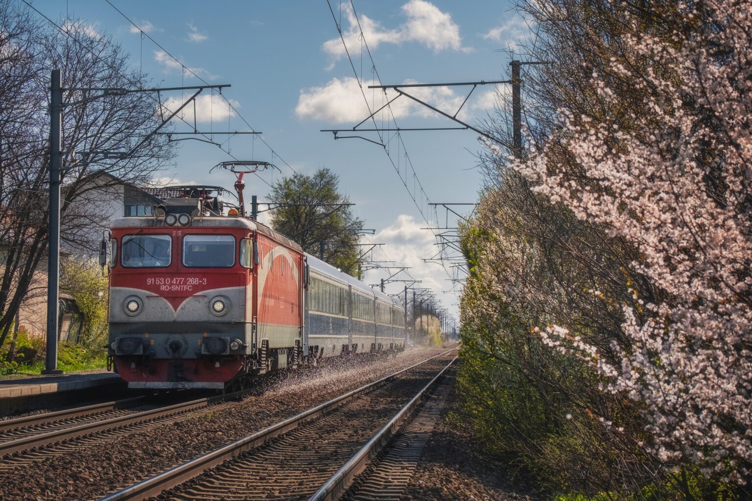 Mai multe trenuri CFR au întârziat sute de minute în dimineața zilei de sâmbătă. Care a fost motivul