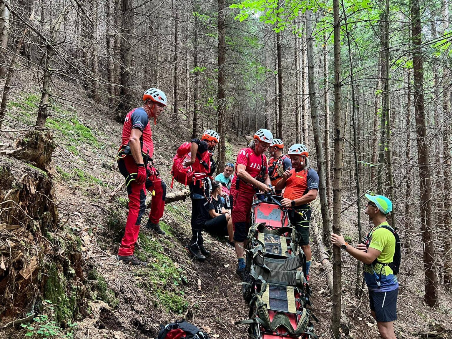 Acţiune complexă a salvamontiştilor pentru recuperarea unei persoane accidentate în Munţii Călimani