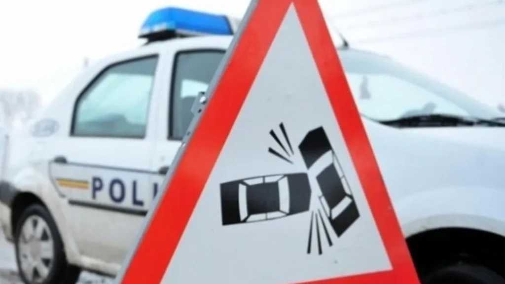 Linia STB 5, blocată. O mașină a fost proiectată în tramvai, în urma unui accident