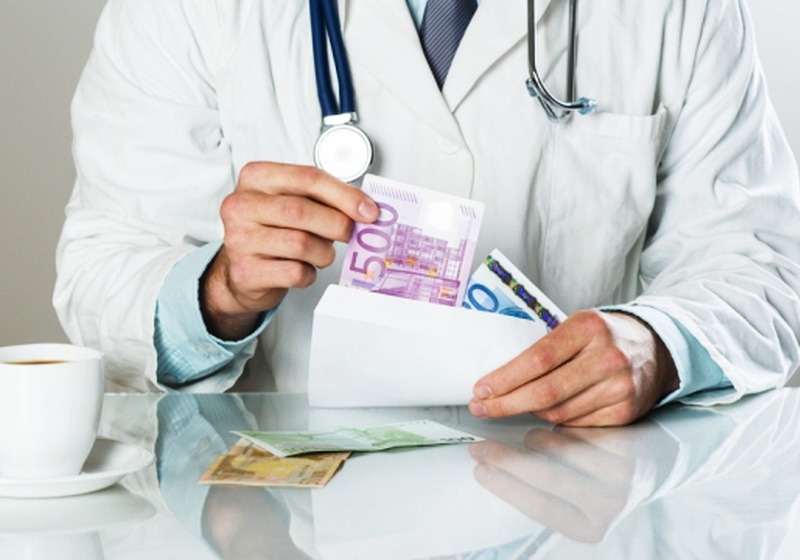 Șase medici și o asistentă de la Spitalul Municipal Timişoara, plasați sub control judiciar pentru luare de mită