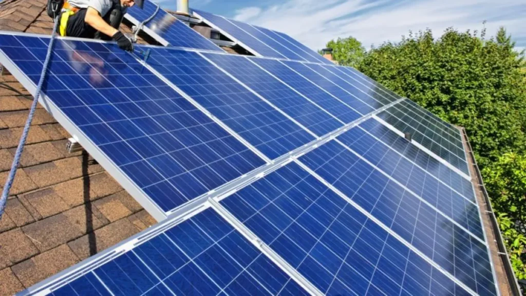Prosumatorii dau energie cât 3 reactoare de la Cernavodă Casa verde panouri fotovoltaice