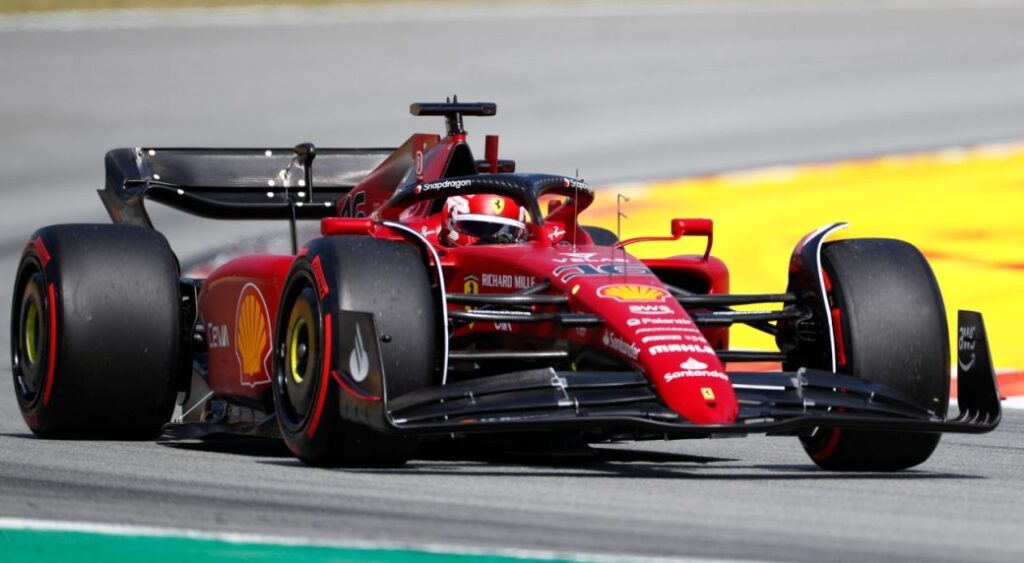Charles Leclerc, victorios în Marele Premiu al Italiei Pilotul monegasc Charles Leclerc (Ferrrari) a câştigat duminică Marele Premiu al Italiei, de la Monza, a 16-a etapă din cele 24 ale Campionatului mondial, în uralele miilor de fani ai Scuderiei aflaţi în tribune, scrie AFP. Plecat din linia a 2-a, poziţia a 3-a, Leclerc i-a devansat pe australianul Oscar Piastri (McLaren), care a dominat o bună parte a cursei, şi pe britanicul Lando Norris (Mc Laren), care a luat startul din pole position. Monegascul, care a reuşit a doua sa victorie în actuala stagiune şi a doua pe acest circuit, a trecut pe locul secund în turul 33, când Oscar Piastri a intrat la boxe, apoi a reuşit să preia conducerea cursei, pe care în final şi-a adjudecat-o. Pe locul 4 a sosit spaniolul Carlos Sainz (Ferrari), apoi Lewis Hamilton (Marea Britanie/Mercedes), Max Verstappen (Olanda/Red Bull), campionul mondial en-titre şi liderul clasamentului general, şi George Russell (Marea Britanie/Mercedes). Top 10 a fost completat de mexicanul Sergio Perez (Red Bull), thailandezul Alexander Albon (Williams) şi danezul Kevin Magnussen (Haas).