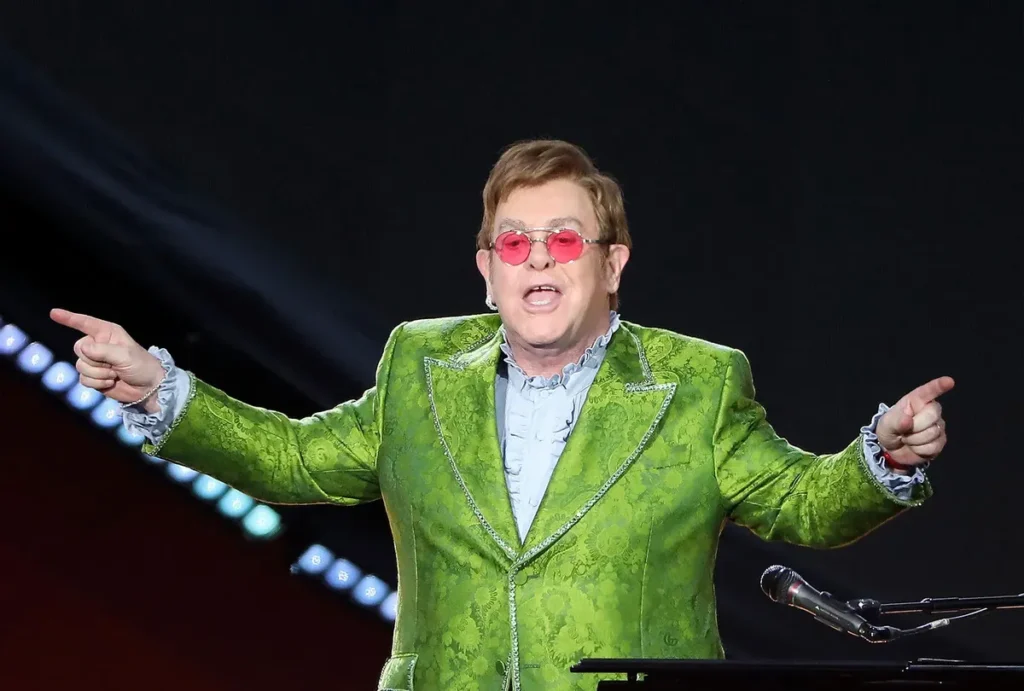 Clipe grele pentru Elton John! Cântăreţul britanic și-a pierdut o parte din vedere