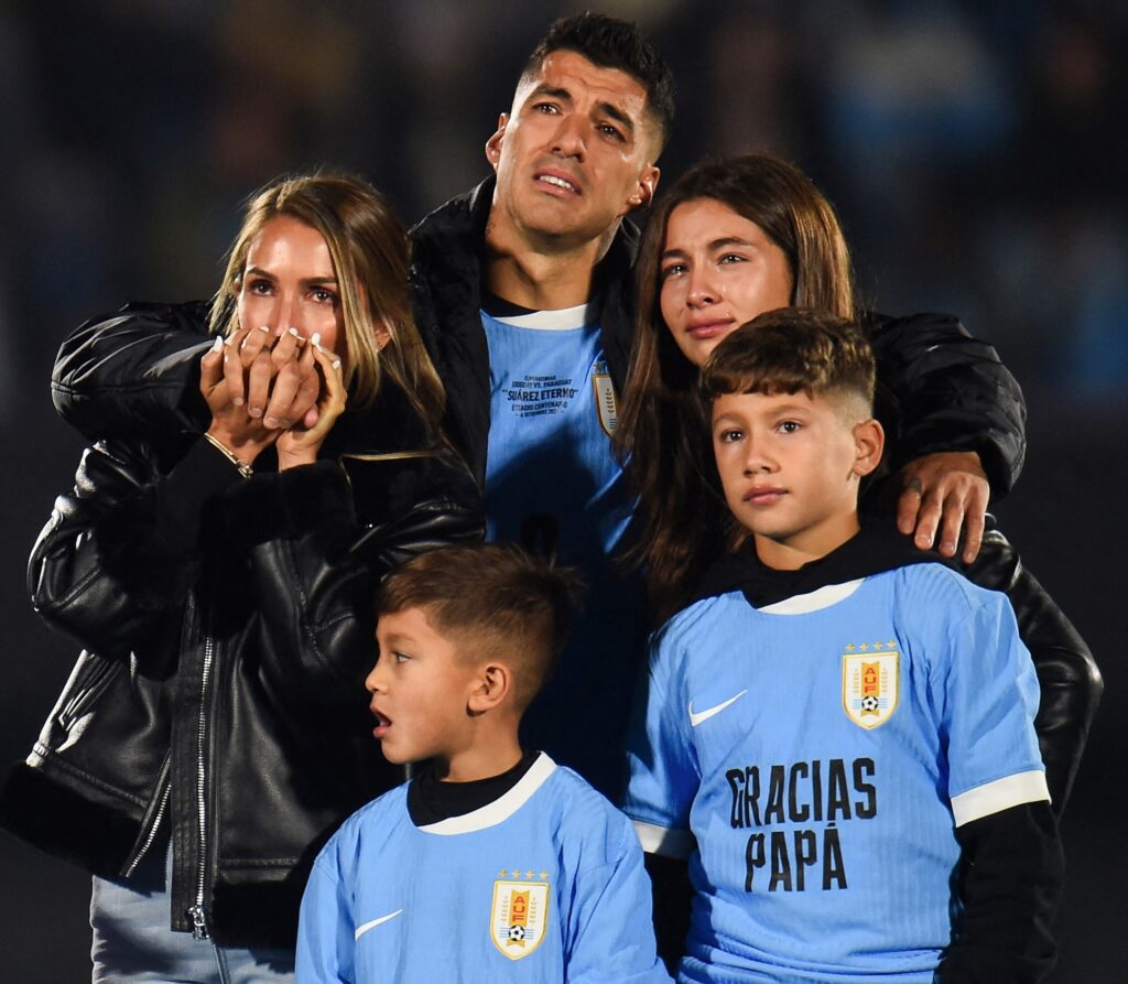 Lacrimi pe stadionul Centenario din Montevideo. „El Pistolero” Luis Suarez s-a retras de la echipa națională