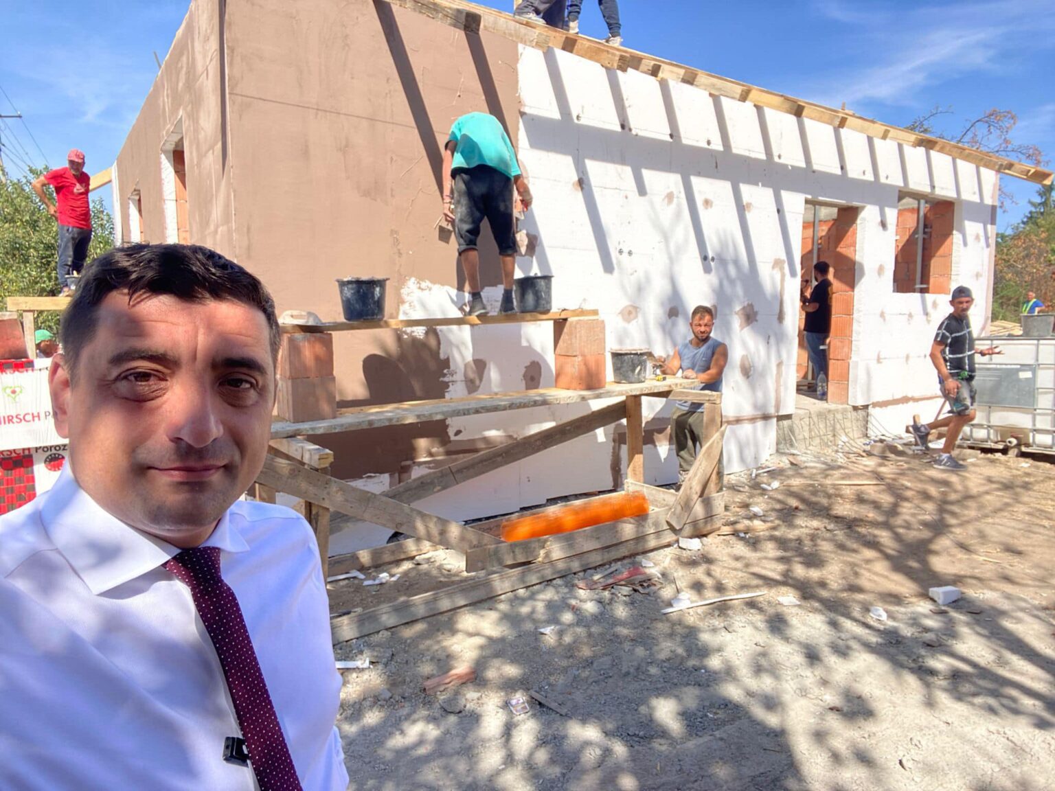 VIDEO. George Simion a prezentat o casă construită în 12 zile, cu puțin sub 30.000 euro