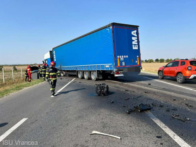 Încă un accident fatal pe „Drumul morții”, DN2 – E85. Două autoturisme și un tir s-au ciocnit în Vrancea
