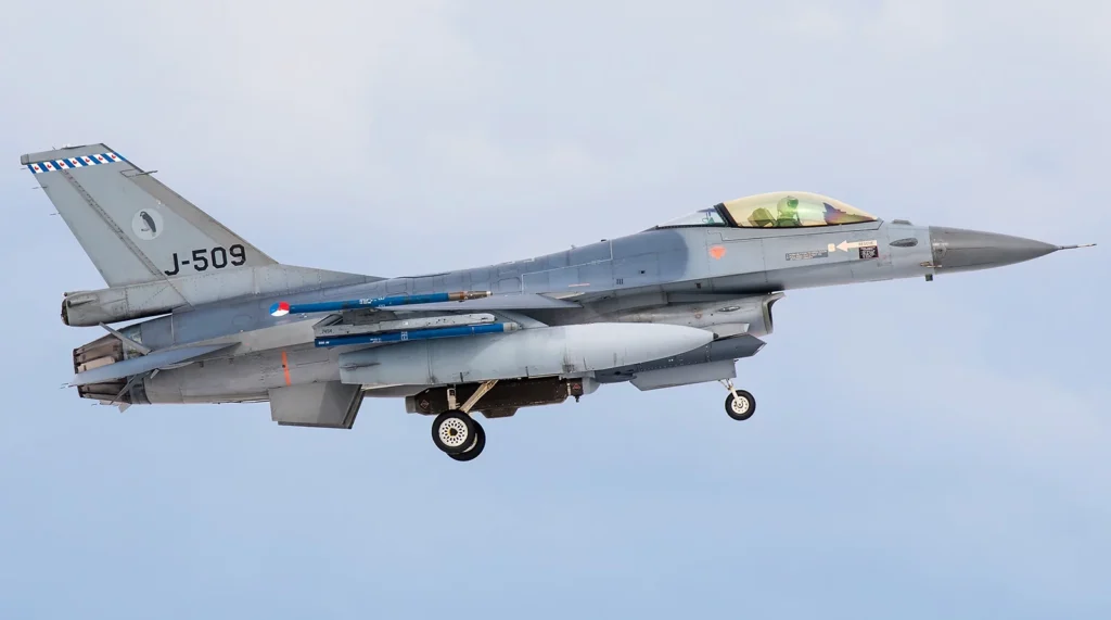 Antrenamente cu avioane de luptă, pe întreg teritoriul României. Care este motivul