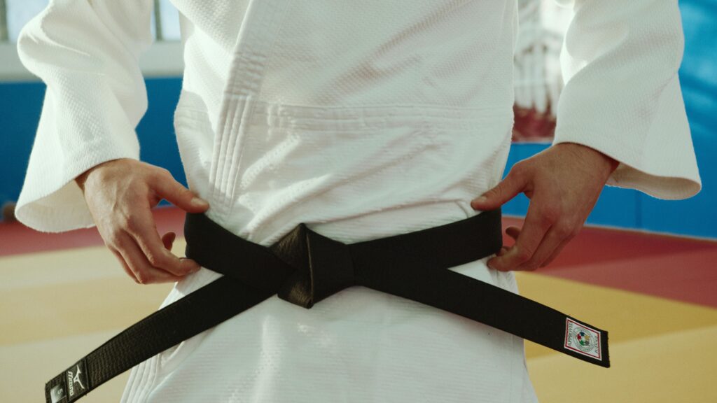 Antrenor de karate, plasat sub control judiciar! Și-ar fi agresat sexual elevele minore în timpul unei tabere