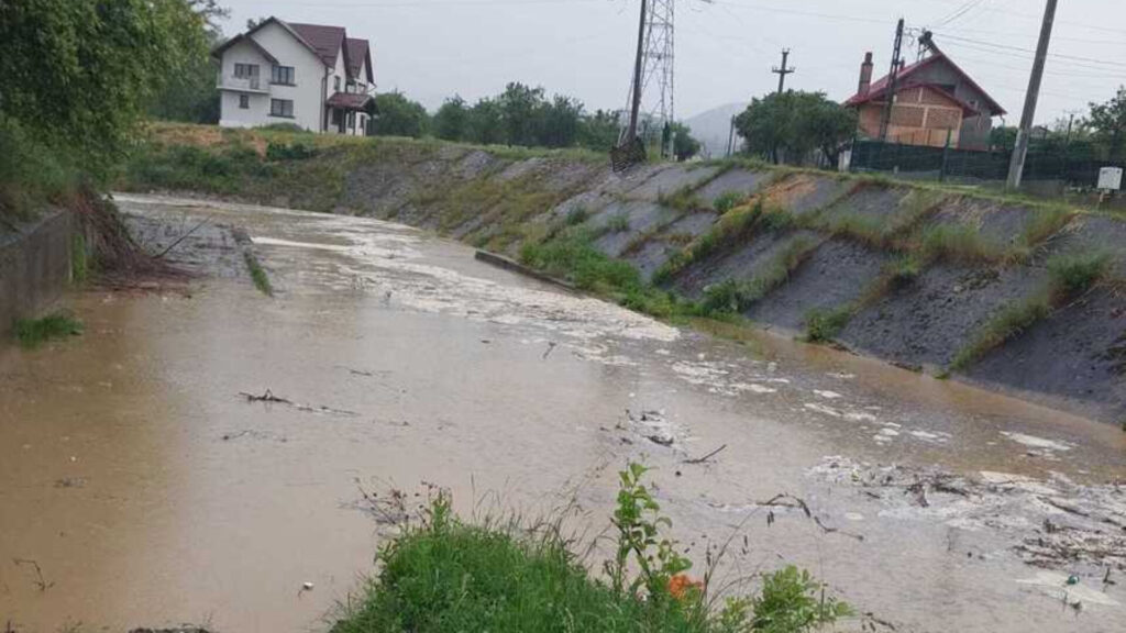 Cod galben de inundații pe râuri din 20 de județe