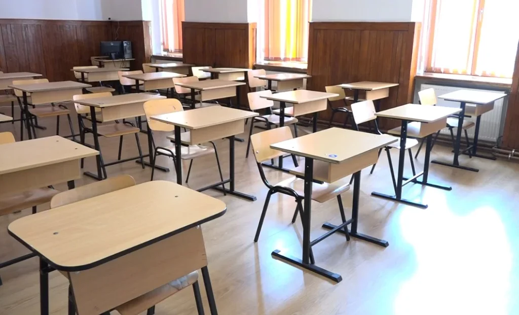 Milioane de euro cheltuie Ministerul Educației pe manuale vechi de peste 24 de ani