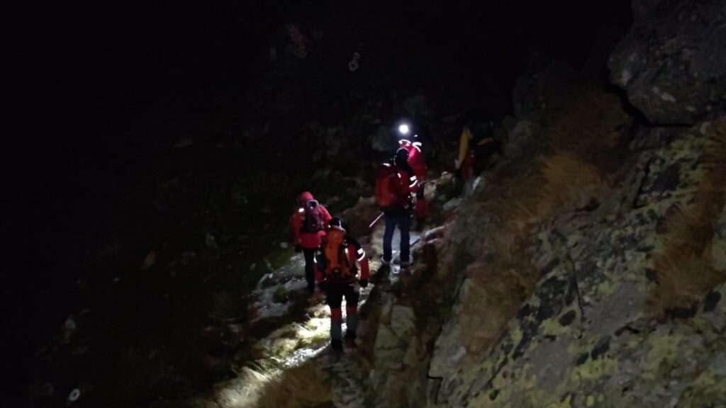 FOTO și VIDEO. Acţiune dificilă a Salvamont, pe timp de noapte, pentru recuperarea unui turist blocat în zona de abrupt, în Retezat