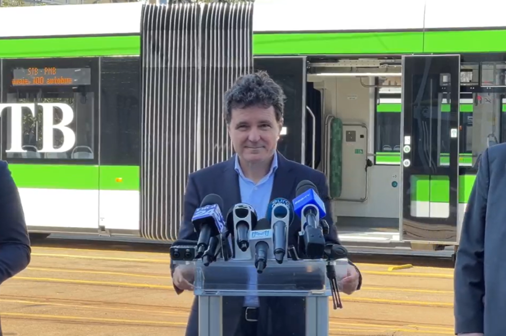 VIDEO. Tramvaiul Imperio cu numărul 100 a ieșit pe traseu. Declarațiile lui Nicușor Dan