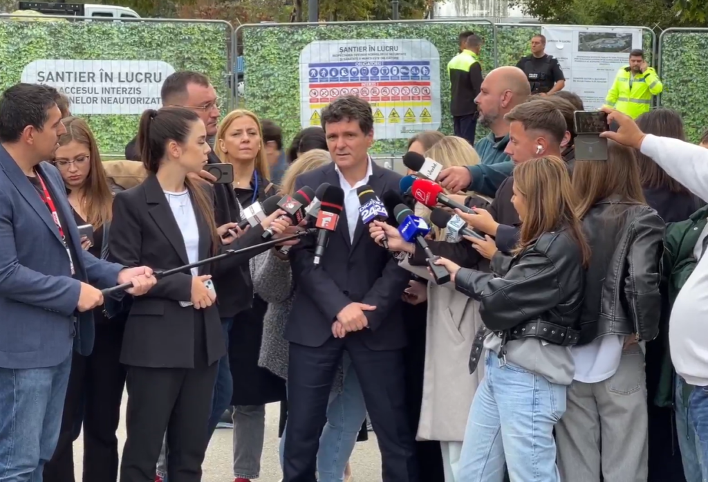 VIDEO. Nicușor Dan a mers să demonteze gardurile puse de Băluță la Piața Unirii. Poliția Locală Sector 4 a intervenit