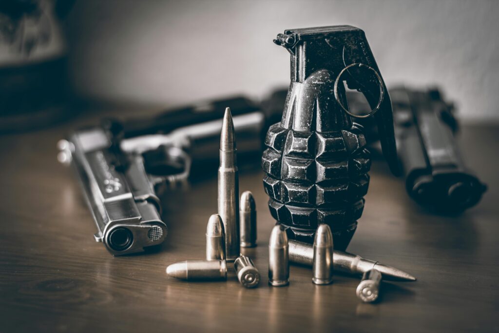 10 arbalete, sute de arme și zeci de mii de gloanțe, descoperite de polițiști în urma unor percheziții