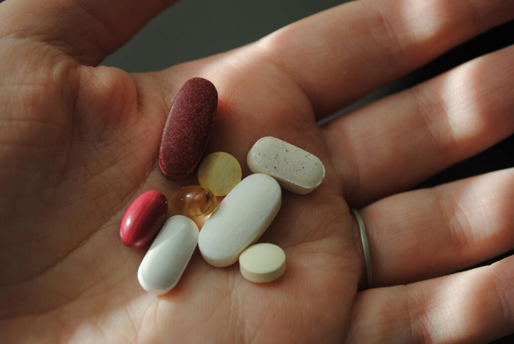 STUDIU. Românii, „campioni” la consumul de vitamine și suplimente alimentare