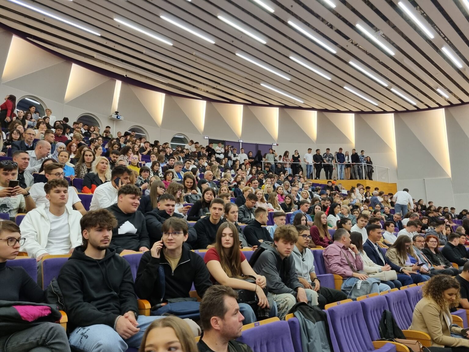 Ce facilități acordă CFR studenților la călătoria cu trenul în anul universitar 2025/2026