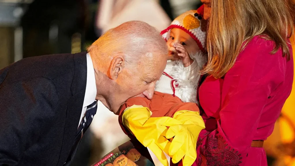 VIDEO. Biden a mușcat copiii de Halloween
