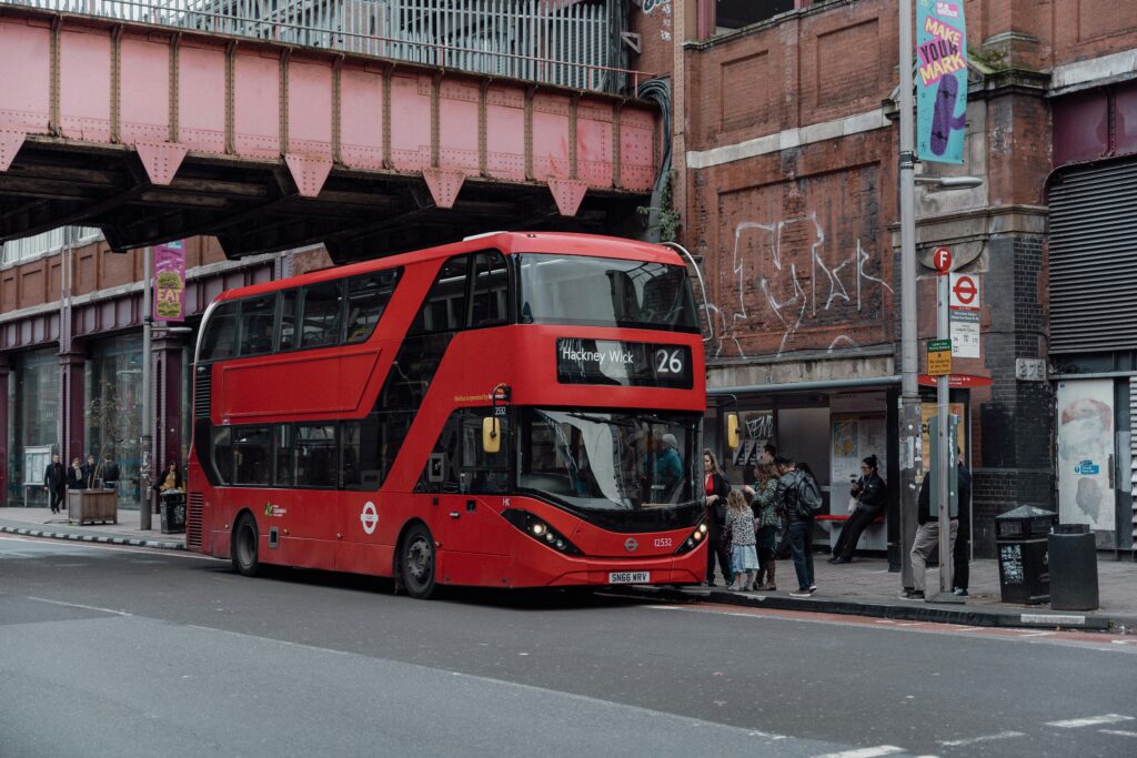 România se promovează ca destinație turistică pe autobuzele britanice