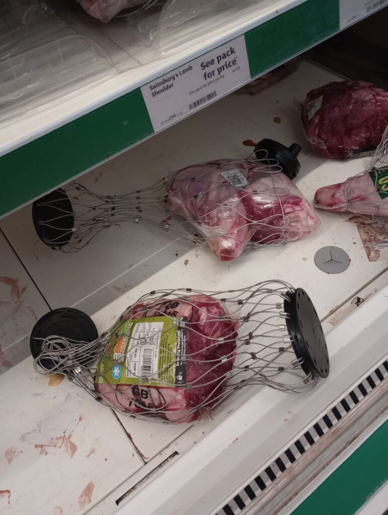Bandele din Est fac ravagii în Vest. Carne „la cușcă” în supermarketurile din Anglia, de frica hoților