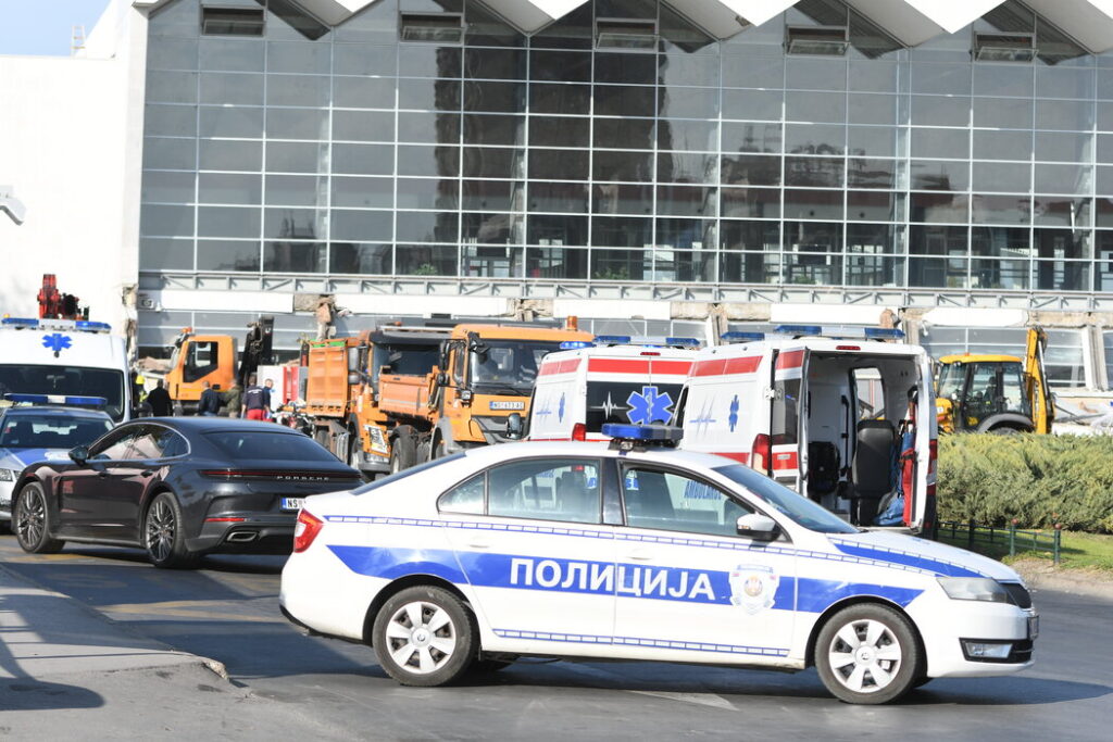Opt morți și zeci de răniți, după ce acoperișul gării din Novi Sad s-a prăbușit