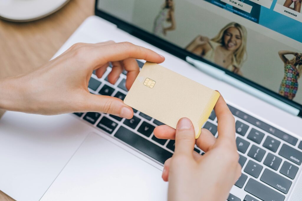 Românii fac cumpărături online de 11,7 miliarde de euro
