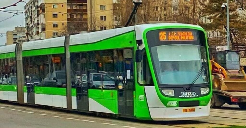 Accident pe Bulevardul Preciziei. Un TIR a izbit un tramvai de pe linia 25, iar acesta a deraiat