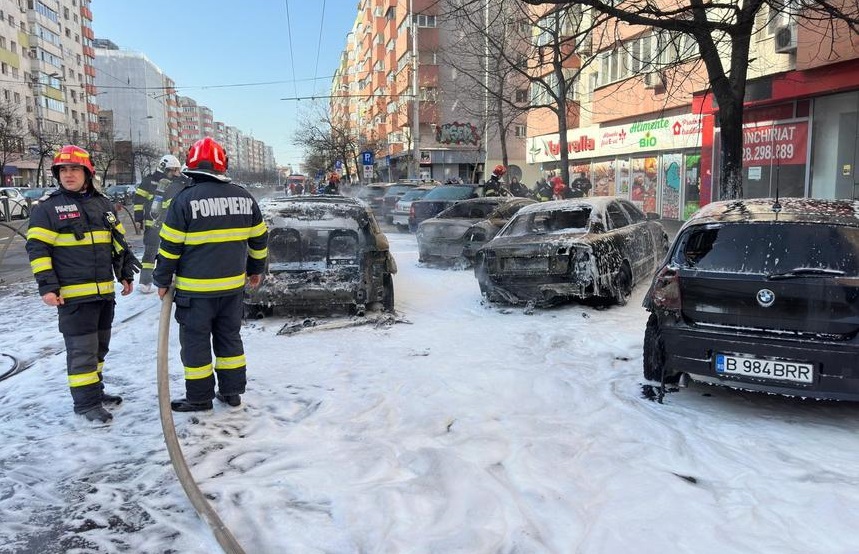Incendiu puternic pe Calea Moșilor. Mai multe mașini s-au făcut scrum