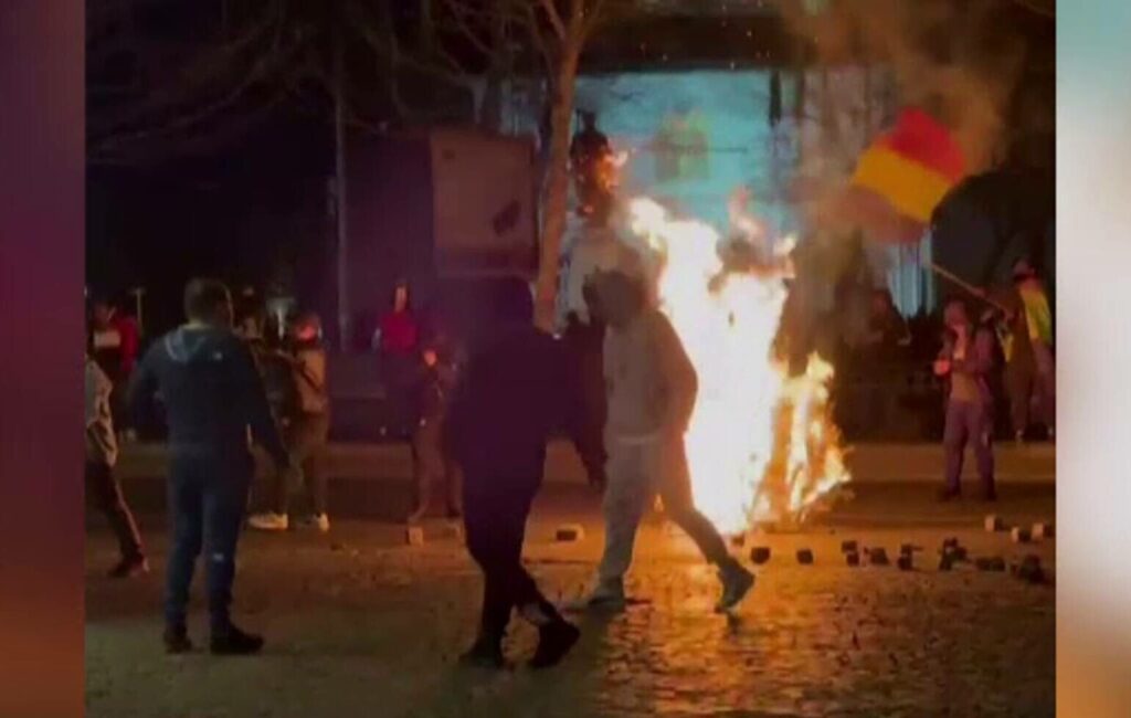 Haos în București, după decizia BEC! Susținătorii lui Georgescu au incendiat în Centrul Vechi. 13 jandarmi răniți
