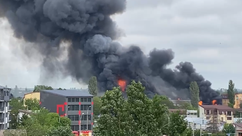 Incendiu de proporții în București. O școală din apropiere a fost închisă