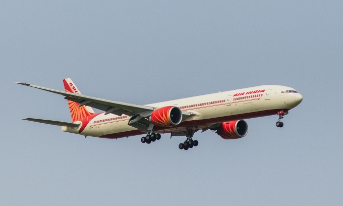 Un avion cu cel puțin 242 de pasageri s-a prăbușit în India