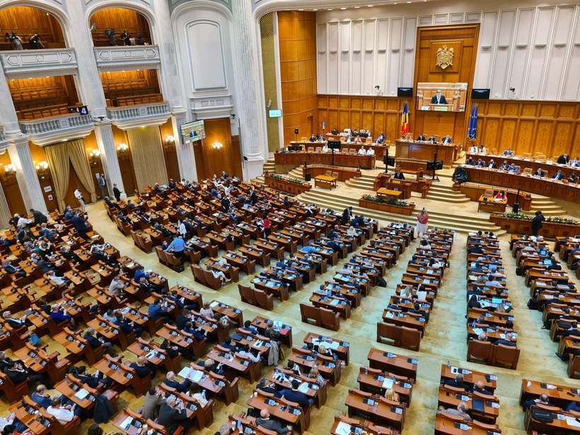 Moțiunea de cenzură inițiată de AUR a fost prezentată în plenul reunit. Dezbaterea și votul, luni