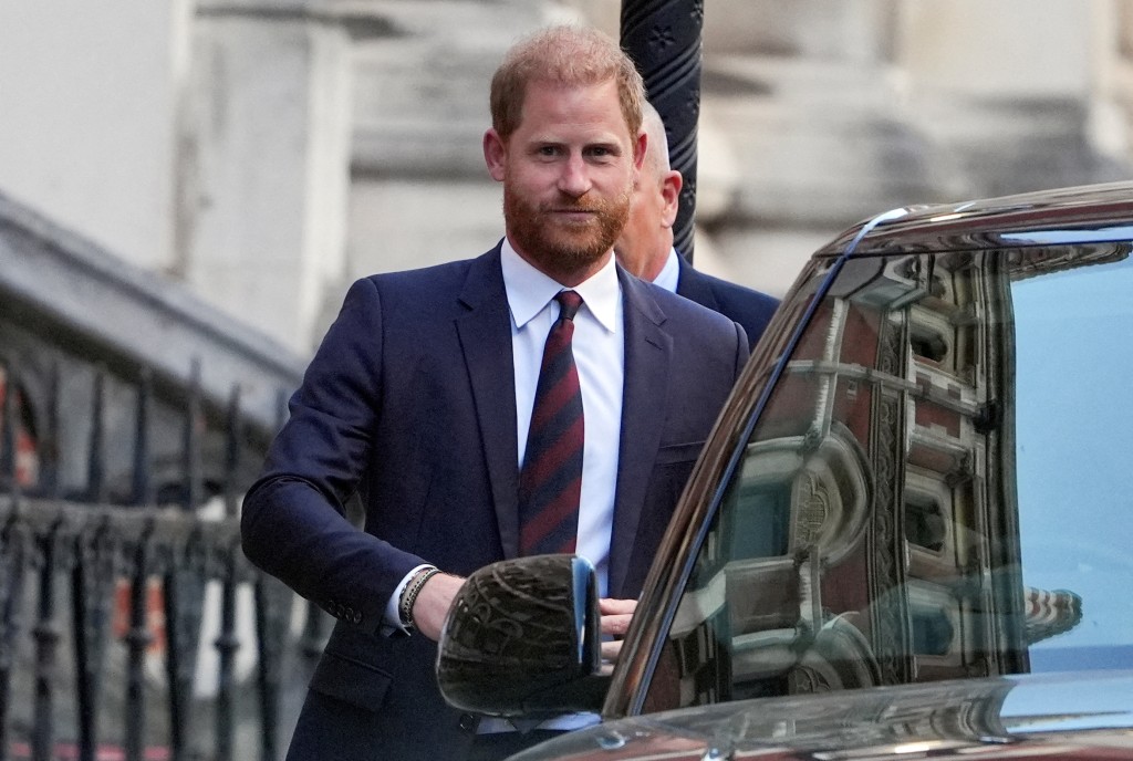 Prințul Harry vrea să își schimbe numele de familie