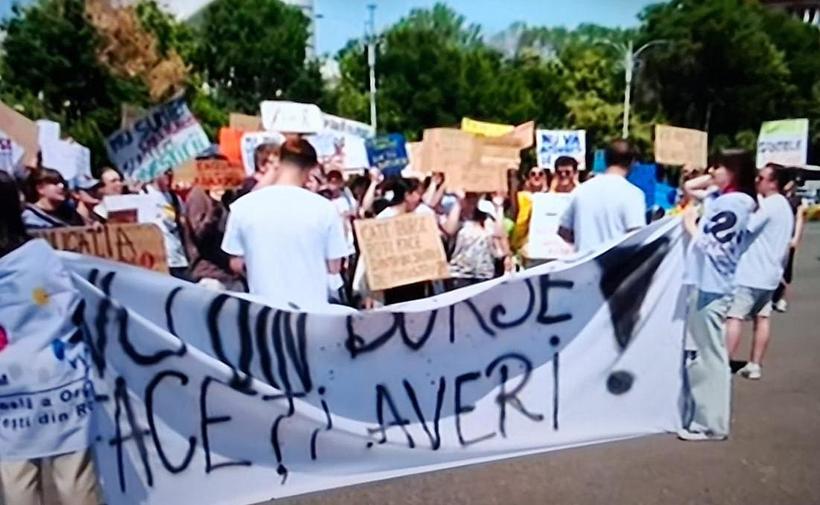 Protest al studenților în Piața Victoriei. Guvernul vrea să le reducă bursele