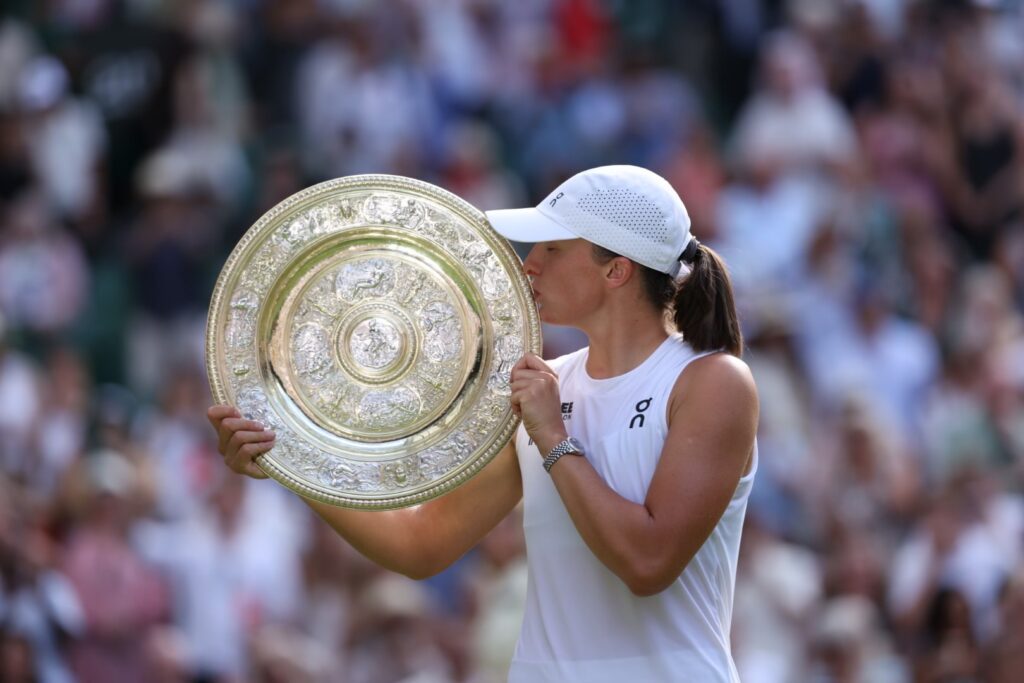 Iga Swiatek, campioană în premieră la Wimbledon, după ce a „pulverizat-o” în finală pe Anisimova