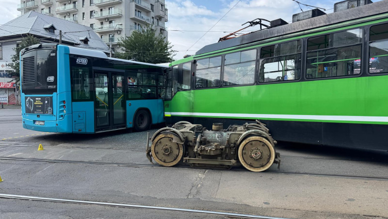 Accident între un tramvai și un autobuz STB, în Sectorul 5. Sunt 11 răniți