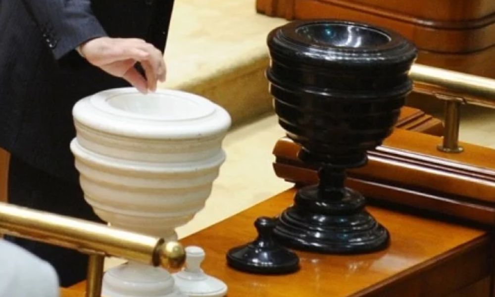 Astăzi va fi dezbătută și supusă votului moțiunea de cenzură împotriva Guvernului Bolojan