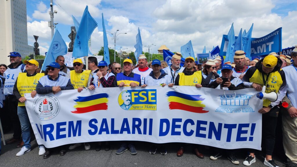 VIDEO. Sute de sindicalişti din Educaţie şi Sănătate protestează la Parlament