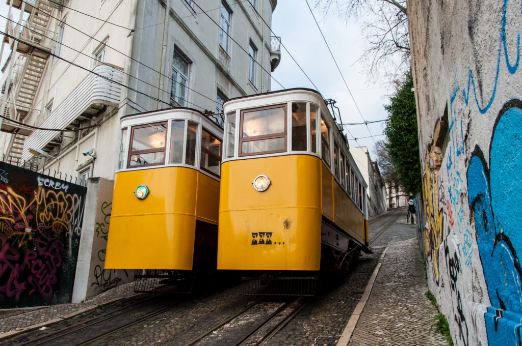 Cel puțin 15 oameni au murit la Lisabona, după ce funicularul „Gloria” a deraiat