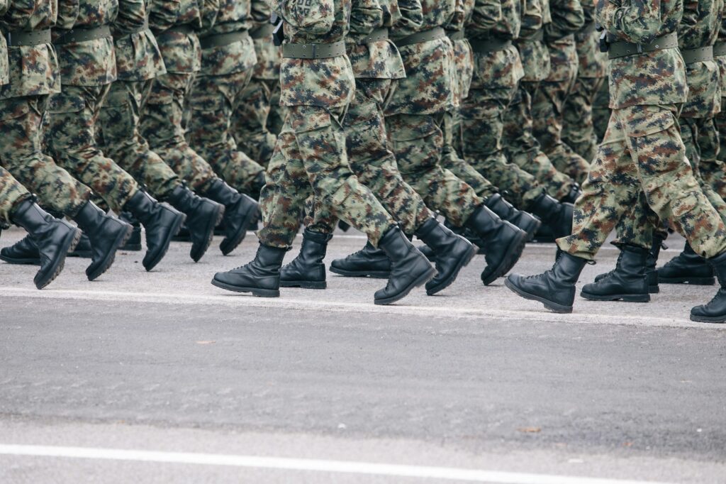 Sondaj Avangarde: Aproape jumătate dintre români nu sunt de acord cu reintroducerea stagiului militar obligatoriu