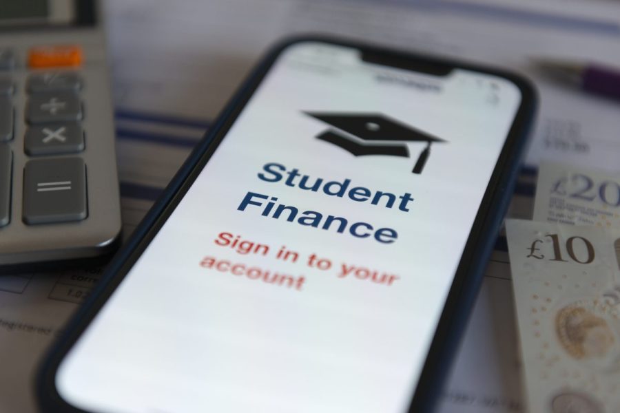 Creditele pentru studii în UK ar putea deveni istorie pentru rezidenții străini, după fraudele comise de români