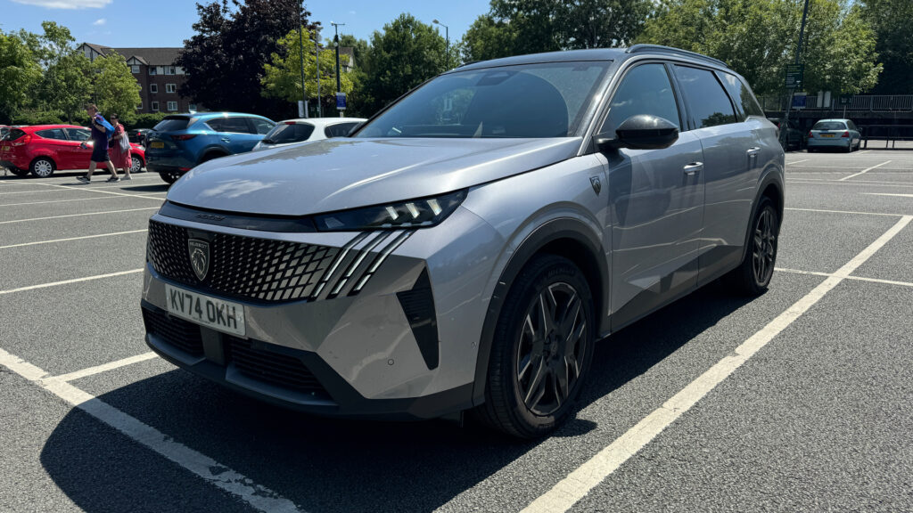 Peugeot ieftinește cu până la 10.000 de lire sterline mașinile pentru piața britanică
